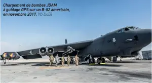 ??  ?? Chargement de bombes JDAM à guidage GPS sur un B-52 américain, en novembre 2017. (© DOD)