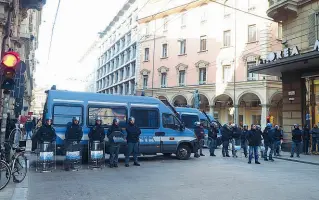  ??  ?? Schierati Le camionette della polizia e gli agenti disposti ieri in via Ugo Bassi per evitare incidenti tra Forza Nuova e gli antagonist­i