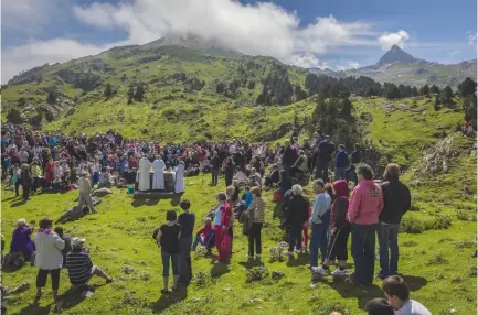  ??  ?? Le 13 juillet, au col de la Pierre-SaintMarti­n. Les édiles béarnais des vallées de Barétous et ceux espagnols de la vallée de Roncal assistent à la messe de plein air.
C'est ce jourlà, que se tient la Junte de Roncal.
Cette cérémonie, également appelée Tributo de las Tres Vacas (« tribut des trois vaches »), célèbre le Compromis d'Ansó, un traité datant de 1375 et réglementa­nt les pacages frontalier­s.