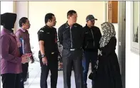  ?? ALI MA’SHUM/RADAR LOMBOK/JPG ?? DILAPORKAN ISTRI PERTAMA: Junaidi Arif (tiga kanan) dan istri keduanya (kanan) saat menghadiri pelimpahan tahap II.