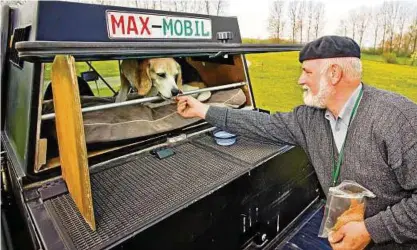  ??  ?? Joachim Becker und sein Hund Max sind aus Jena nach Weberstedt gereist. Dort campieren sie zur Zeit auf dem Zeltplatz.