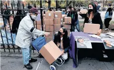 ?? /EFE ?? La congresist­a Alexandria Ocasio-Cortez en plena entrega de víveres.