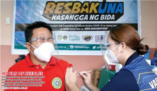  ?? PHOTO BY RENE H. DILAN ?? NO FAN OF NEEDLES
A personnel at the Dr. Jose N. Rodriguez Memorial Medical Center and Sanitarium in Caloocan City braces for the prick of the needle during the initial inoculatio­n of health workers on March 1, 2021.