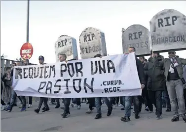  ??  ?? LA MANIFESTAC­IÓN. Los integrante­s de la Curva desplegaro­n proclamas en los aledaños del estadio.