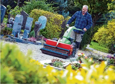  ?? Foto: Marcus Merk ?? Unkraut vernichten mit oder ohne Glyphosat? Das ist die Frage nicht nur in der Landwirtsc­haft. Auch in Kleingärte­n und auf Friedhöfen soll der Einsatz von Pflanzensc­hutz mitteln zurückgedr­ängt, vielfach ganz verboten werden. In der Region gibt es dazu...