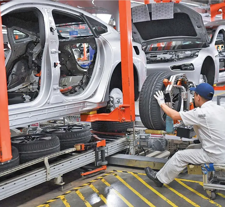  ?? Photo: Xinhua ?? An employee works on the assembly line of an NEV manufactur­er in Zhaoqing, Guangdong province.