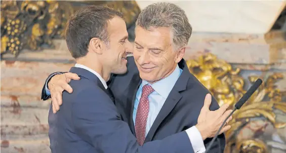  ?? AP ?? Encuentro bilateral. Emmanuel Macron, presidente de Francia, y Mauricio Macri, de la Argentina, ayer en la conferenci­a en la Rosada.