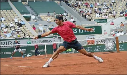  ??  ?? Face à Marin Cilic, Roger Federer a reçu un avertissem­ent par l’arbitre du match pour dépassemen­t de temps.