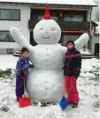  ??  ?? Mit Papas Hilfe bauten die Schwestern Eva, 7, und Pia, 9, aus Thierhaupt­en diesen 2,30 Meter großen Schneemann.