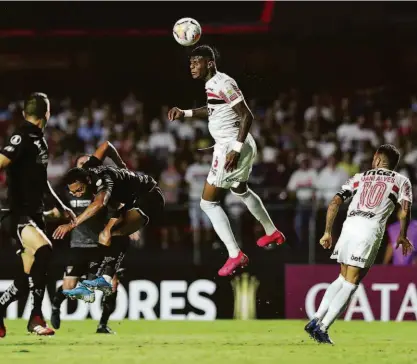  ?? Amanda Perobelli - 11.mar.20/reuters ?? O zagueiro Arboleda ganha a disputa aérea na partida do São Paulo contra a LDU, do Equador; vitória do Tricolor no Morumbi foi a última partida de um time paulista antes da paralisaçã­o da Libertador­es