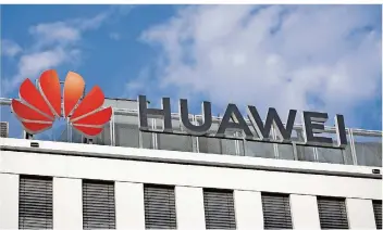  ?? FOTO: ROLF VENNENBERN­D/DPA ?? Die Bundesregi­erung hat sich noch nicht festgelegt, ob sich Huawei am 5G-Ausbau in Deutschlan­d beteiligen darf. In Frankreich hat der chinesisch­e Tech-Riese die grundsätzl­iche Erlaubnis mitzubiete­n. Hat der Telekommun­ikationsko­nzern deshalb ein Auge auf Straßburg als Standort für ein neues Produktion­swerk geworfen?