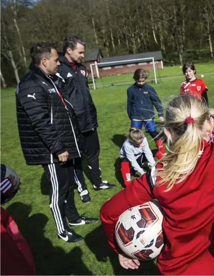  ??  ?? NYA BUDORD. På Lillhagspa­rkens fotbollspl­aner i Göteborg har Backatorp IF:s flickor, födda 05 och 06, träning. De har