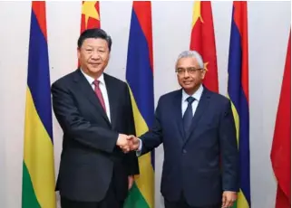 ?? 摄影 庞兴雷/新华社 ?? 7月28日，中国国家主席习近平在­毛里求斯会见毛里求斯­总理贾格纳特。