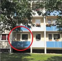  ??  ?? Von diesem Balkon sprang ein 31-Jähriger durch die Glastür seiner Ex - und landete in der Klinik.