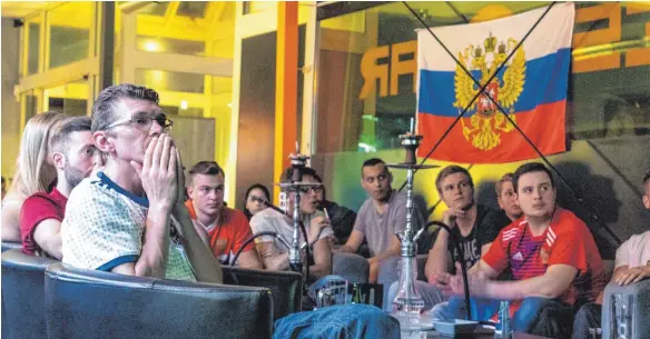  ?? FOTO: CHRISTIAN FLEMMING ?? Bange Blicke im Elfmetersc­hießen gegen Kroatien. Die russische Mannschaft verliert das Viertelfin­ale bei der Heim-WM, ihre Fans in der Trossinger „Escobar“sind am Ende traurig, aber auch stolz.