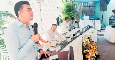  ??  ?? ACTO. El titular de la Corte Suprema, Rolando Argueta, y el alcalde de Comayagua, Carlos Miranda, con otras autoridade­s en la inauguraci­ón de la sala.