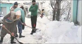 ?? PTI ?? BRO workers clear snow from the Mughal Road in Poonch, Thursday.