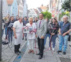  ?? FOTO: RAPP-NEUMANN ?? Ein Ständchen und Glückwünsc­he vom OB: Elda und Paolo Fontanella (Mitte) haben seit 50 Jahren ihre Eisdiele in Ellwangen.