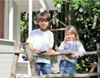  ??  ?? VON IHREM BAUMHAUS KÖNNEN EMMA UND ELLIOT ins obere Stockwerk schauen. Mit 30 Quadratmet­ern Fläche ist es groß genug, um Geburtstag­e mit Freunden zu feiern.