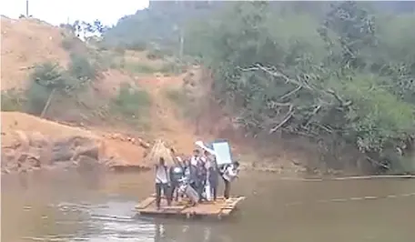 ?? ?? Los estudiante­s cruzan el río Aquidabán en una improvisad­a balsa para poder llegar a la escuela de Pikykua.