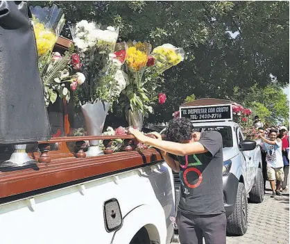  ??  ?? Sepelio. Ayer por la mañana fueron sepultadas la madre e hija, de 9 meses de nacida, que falleciero­n durante un accidente de tránsito ocurrido el viernes por la noche en el municipio de Acajutla, donde fueron enterradas en el cementerio municipal.