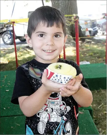  ?? FILE PHOTO ?? Asher Todd of Lincoln shows off his basket of apple slices at the 2017 Arkansas Apple Festival.