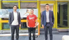  ?? FOTO: PRIVAT ?? Foto mit den Profis: Im „aktuellen Sportstudi­o“traf Tolga Bengi (Mitte) auf Rani Khedira (links) und Sami Khedira.