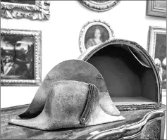  ??  ?? This picture shows the hat allegedly attributed to Emperor Napoleon I.