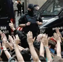  ?? Yves Herman/Reuters ?? Ontem foi dia de manifestaç­ões de catalães contra a violência policial, na sede da polícia de Barcelona