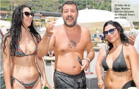  ??  ?? El líder de la Liga, Matteo Salvini durante su «Beach Tour» por Italia