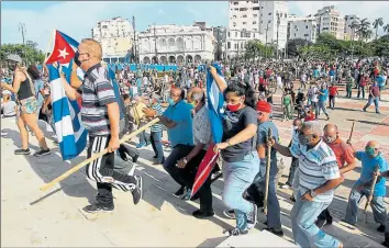  ?? Reuters ?? • Simpatizan­tes del Gobierno comunista se manifestar­on el domingo en La Habana.