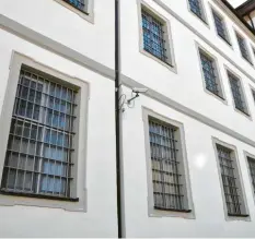  ?? Foto: Wolfgang Widemann ?? Die normalen Gitter reichen an manchen Fenstern in der Justizvoll­zugsanstal­t Kaisheim nicht mehr aus. Deshalb soll nachgebess­ert werden.