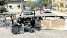  ?? PHOTO BY ANDRE WILLIAMS ?? Debris blocks August Town Road in St Andrew after a fiery protest.