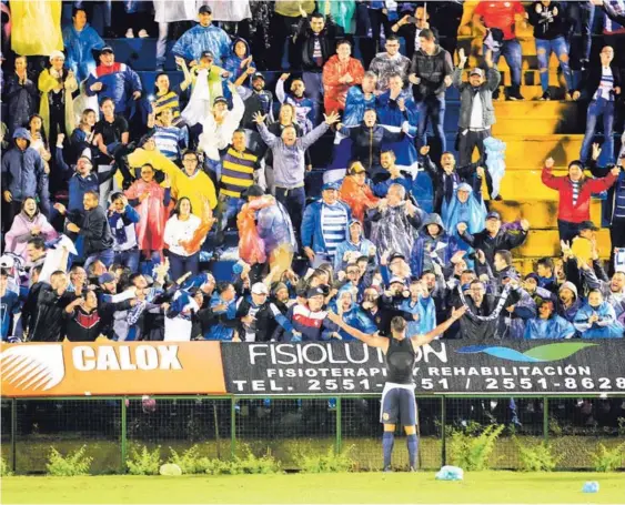  ?? RAFAEL PACHECO ?? Hernández celebra con la afición brumosa el tercer gol del cotejo, cuando solo faltaba un minuto para el final del duelo.