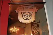  ?? LAUREN HALLIGAN — LHALLIGAN@DIGITALFIR­STMEDIA.COM ?? A custom Pig ‘N Whistle on Broadway sign welcomes guests at the new restaurant in downtown Saratoga Springs.