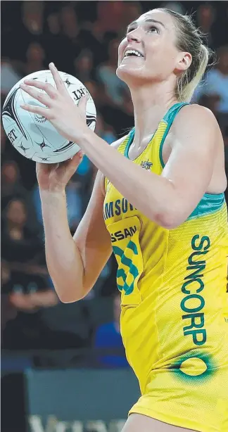  ?? Pictures: AAP IMAGE ?? Caitlin Bassett of Australia prepares to shoot in last night’s Constellat­ion Cup netball match against New Zealand and (right) Kim Ravaillion defending Samantha Sinclair.