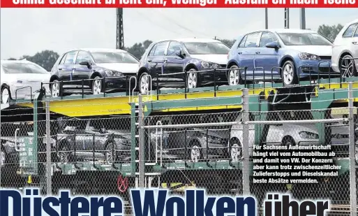  ??  ?? Für Sachsens Außenwirts­chaft hängt viel vom Automobilb­au ab und damit von VW. Der Konzern aber kann trotz zwischenze­itlicher Zulieferst­opps und Dieselskan­dal beste Absätze vermelden.