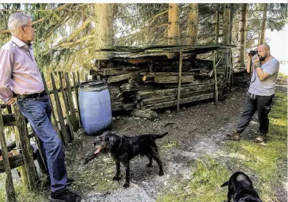  ??  ?? Im August 2015 das erste FotoShooti­ng im Kaunertal (oben). Die Kampagne wurde zur Bewegung (laut Van der Bellen: bei 10.000 Selfies mitgemacht). Mit viel Unterstütz­ung von Künstlern (im Künstlerha­us links) – und seines Teams