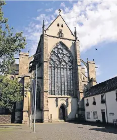  ?? FOTO: HERTGEN ?? Keine himmelsstü­rmenden Türme, aber ein Fenster über dem Portal, auf dem sich das Hinschauen aus dem Kircheninn­eren lohnt: der Altenberge­r Dom.