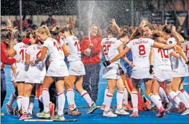  ??  ?? Las jugadoras de la Selección española de hockey celebran su clasificac­ión a los Juegos Olímpicos de Tokio.