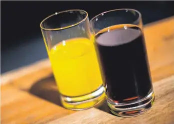  ?? FOTO: DPA ?? Cola und Orangenlim­onade: Zuckerhalt­ige Getränke sind Forschern ein Dorn im Auge.