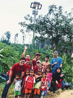  ?? — Malaysian Aeon Foundation ?? Orang asli children are delighted with the new solar panel lights installed in their village.