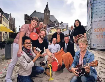  ?? RP-FOTO: MARKUS VAN OFFERN ?? Die Organisato­ren des Kalkarer „Sommer in der Stadt“freuen sich im schon gelieferte­n Sand, immerhin 160 Tonnen umfassend, auf die vielen Aktivitäte­n in der Innenstadt.