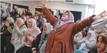  ??  ?? Des femmes bosniaques célèbrent le verdict, mercredi, à Potocari, en Bosnie. Associated Press: Amel Emric