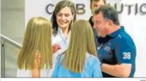  ?? EFE ?? La Reina y sus hijas, con Martín Berasategu­i, el verano de 2019.