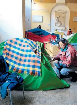  ??  ?? Schlafstel­len für Obdachlose wie hier in einer Kirche in Rom zeugen von der wachsenden Armut in Italien.