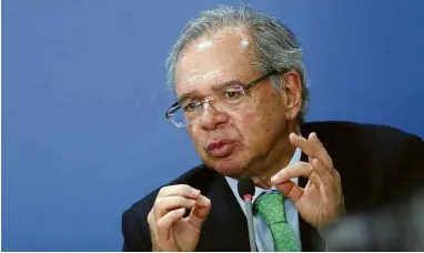  ?? Adriano Machado 6.jun.22/Reuters ?? O ministro Paulo
Guedes (Economia) durante anúncio de medidas para tentar conter o preço de combustíve­is