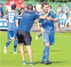  ?? FOTO: CHRISTIAN METZ ?? Danke Marius Sauter (re.): Das Lastminute-Tor rettete Trainer Philipp Meißner und dem TSV Eschach einen Punkt.