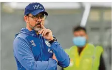  ?? FOTO: MEISSNER/AP/DPA ?? Der Schalker Trainer David Wagner wirkt in der aktuellen Krise ratlos. Seine Mannschaft präsentier­t sich derzeit wie ein Absteiger.