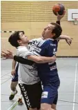  ?? Foto: Roland Stoll ?? Andreas Reitenauer (rechts) prallt auf den Meitinger Gegenspiel­er Florian Ludl.